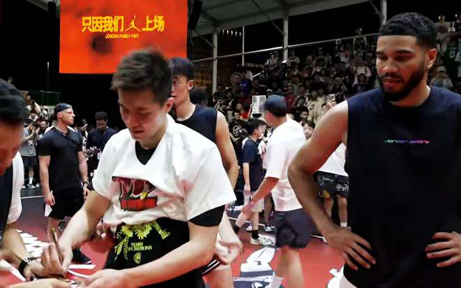 库里已连续八个赛季成为 NBA薪资最高的球员&历史唯一